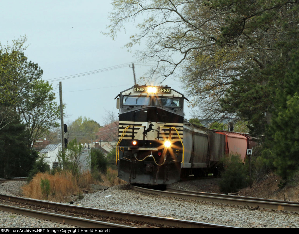 NS 4223 leads train 350 around the curve at Fetner
